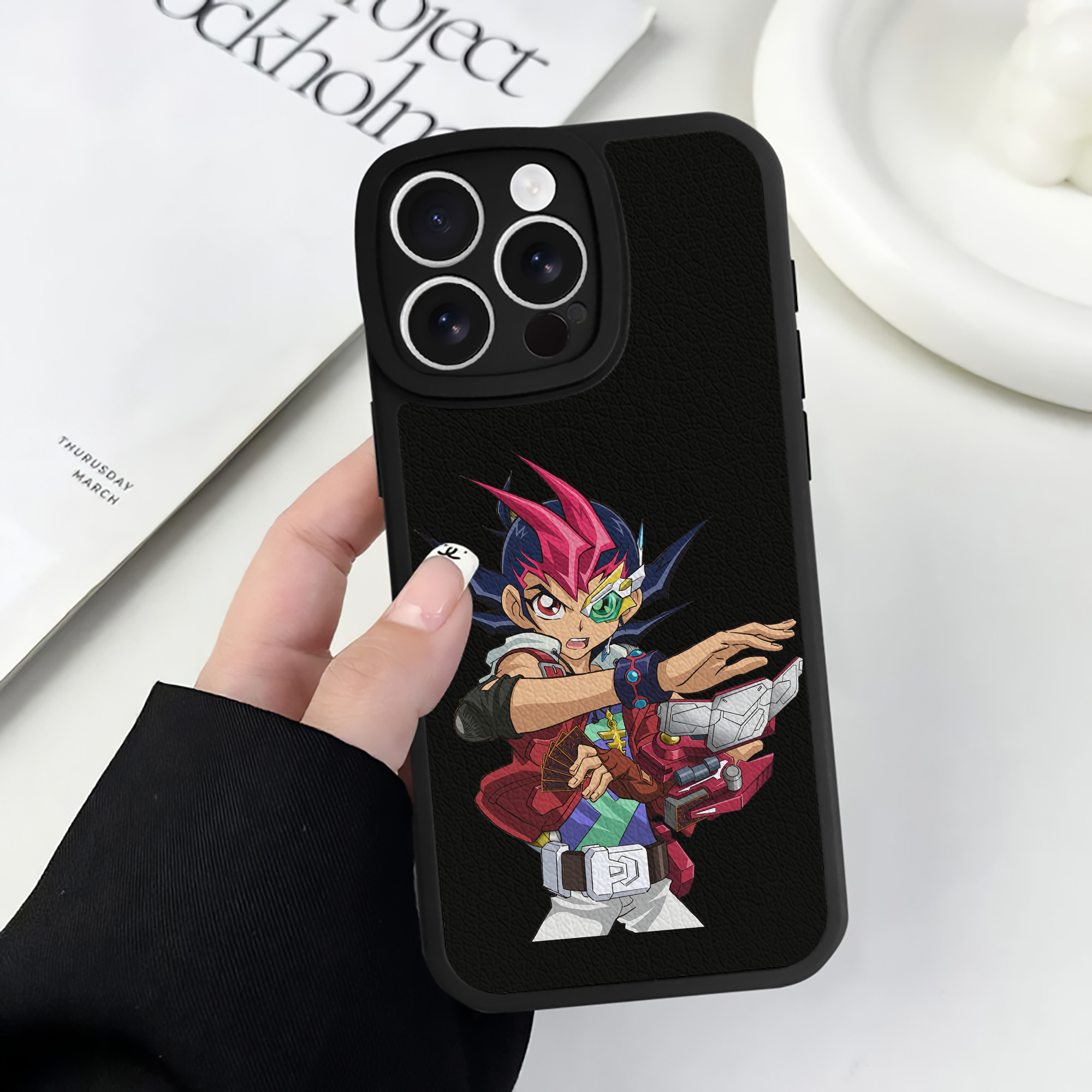 （画像用） 遊☆戯☆王 Yu-Gi-Oh! 【iPhone 16シリーズ対応】シリコンスマホケース（レザー調） 材質：シリコン